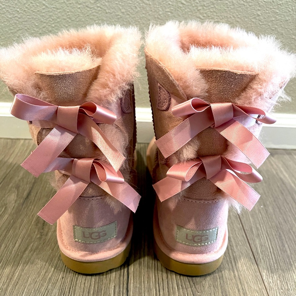 UGG Girls 4 Light Pink Bailey Bow Boots